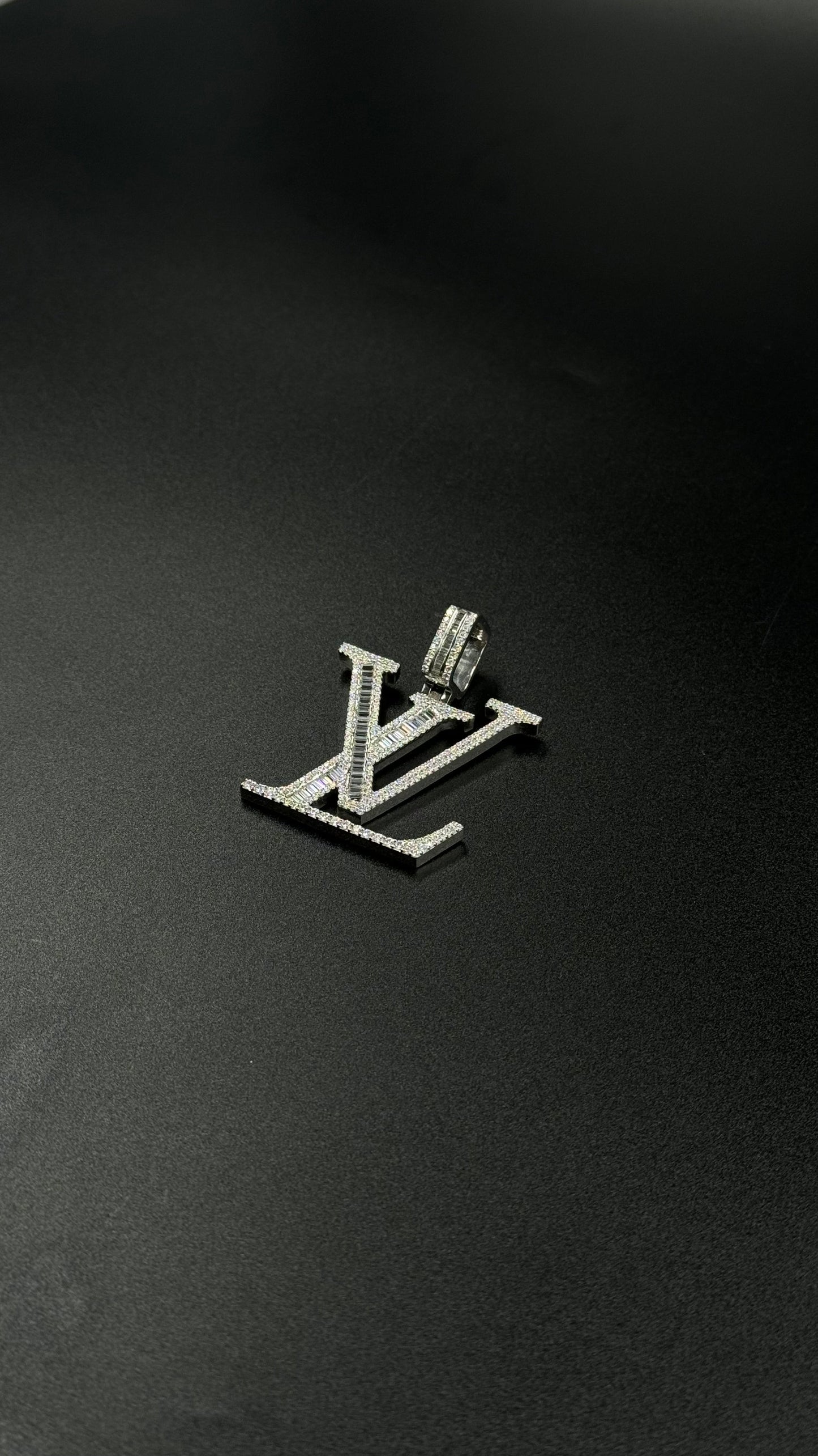 Pendentif logo au choix (H4cm L4,1cm)