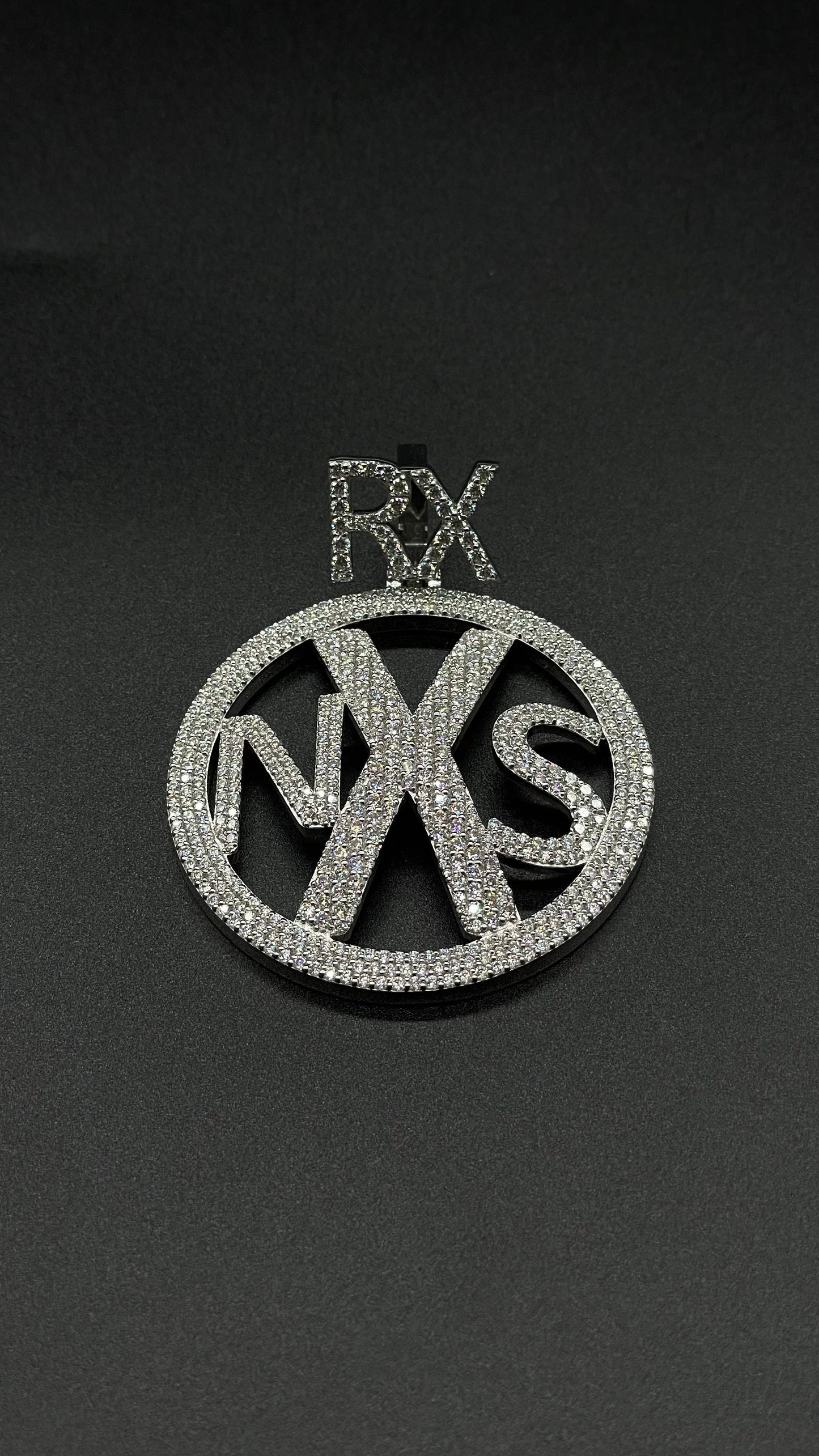 Logo pendant of your choice (H5cm L5cm)