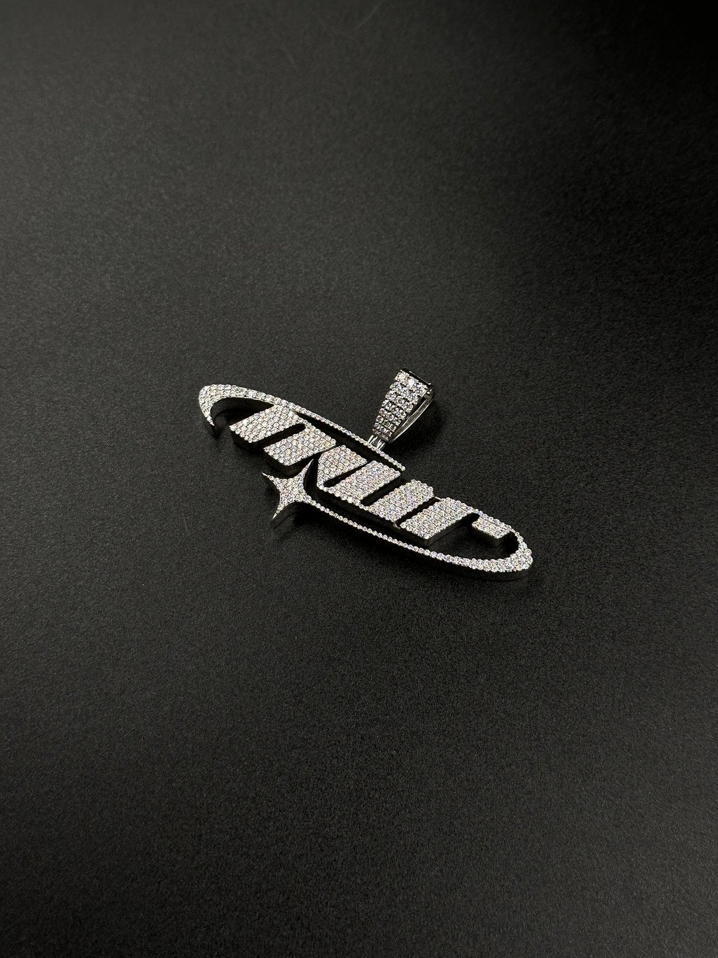 Logo pendant of your choice (H2.5cm L7cm)
