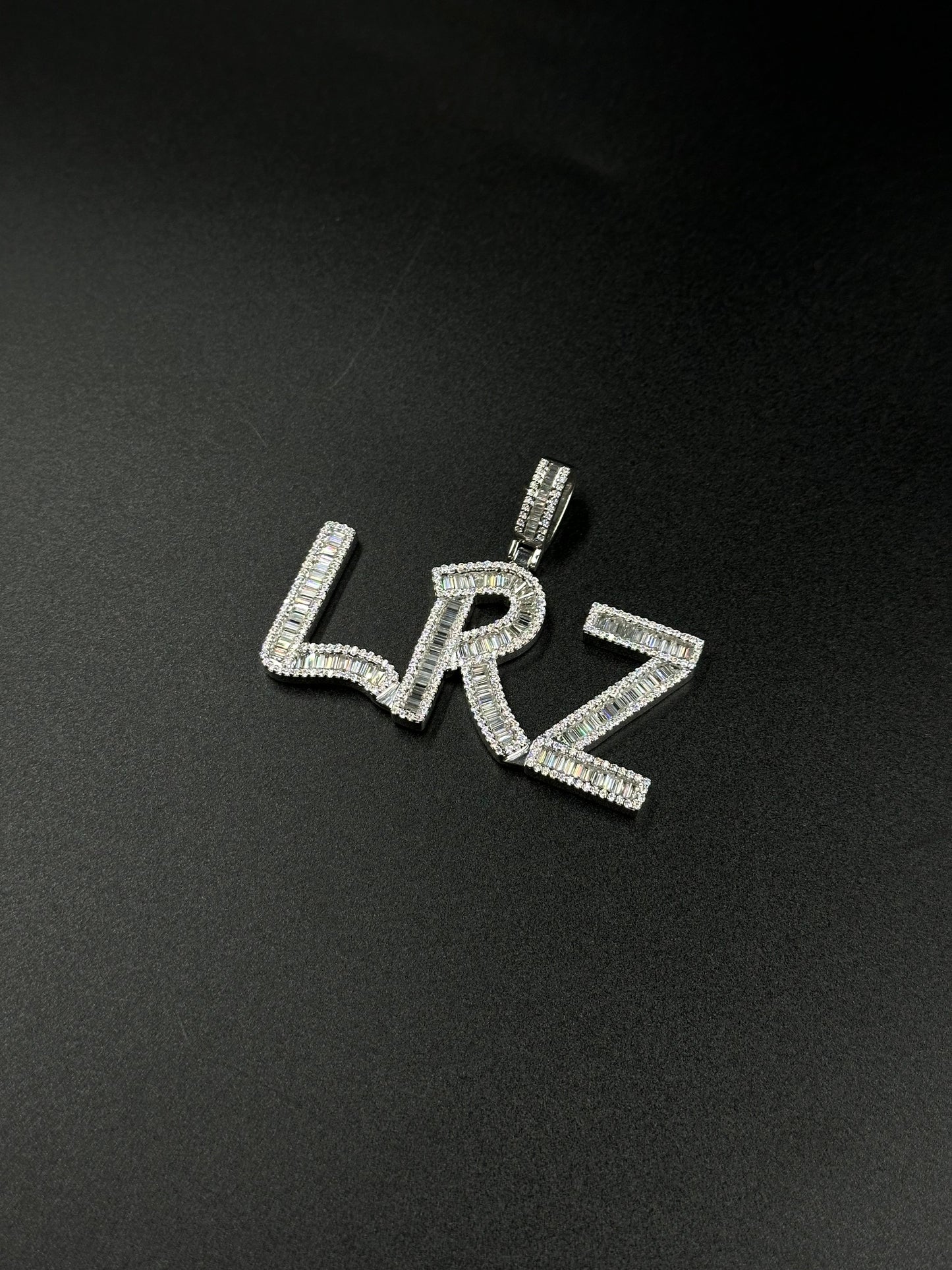 Anhänger 3 Buchstaben Ihrer Wahl (H3cm L6,5cm)