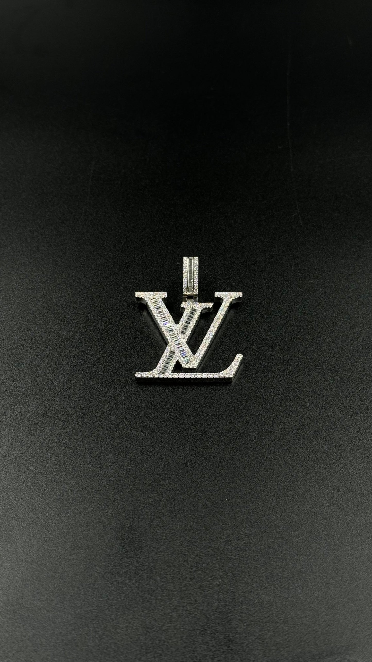 Pendentif logo au choix (H4cm L4,1cm)