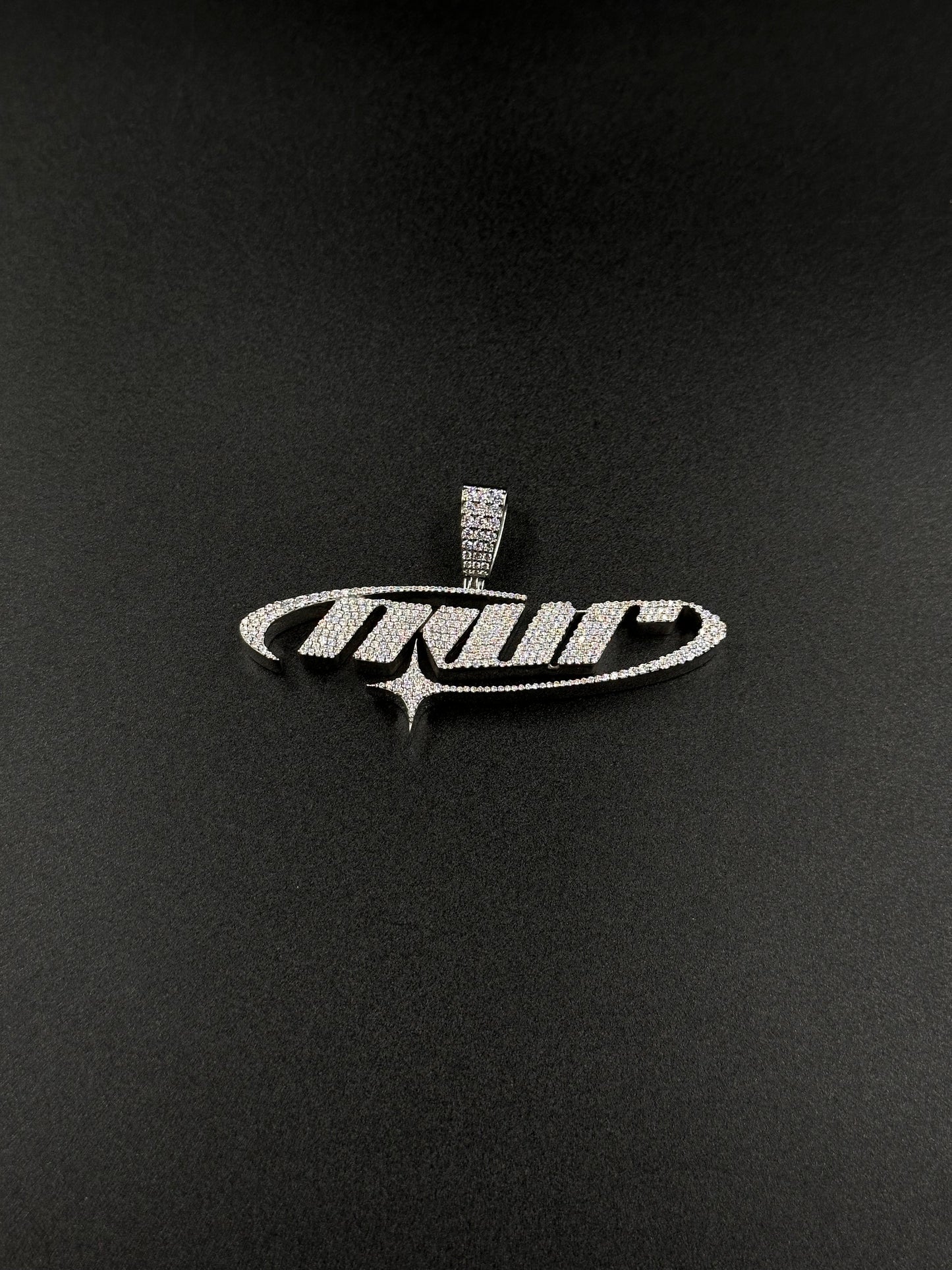 Logo pendant of your choice (H2.5cm L7cm)