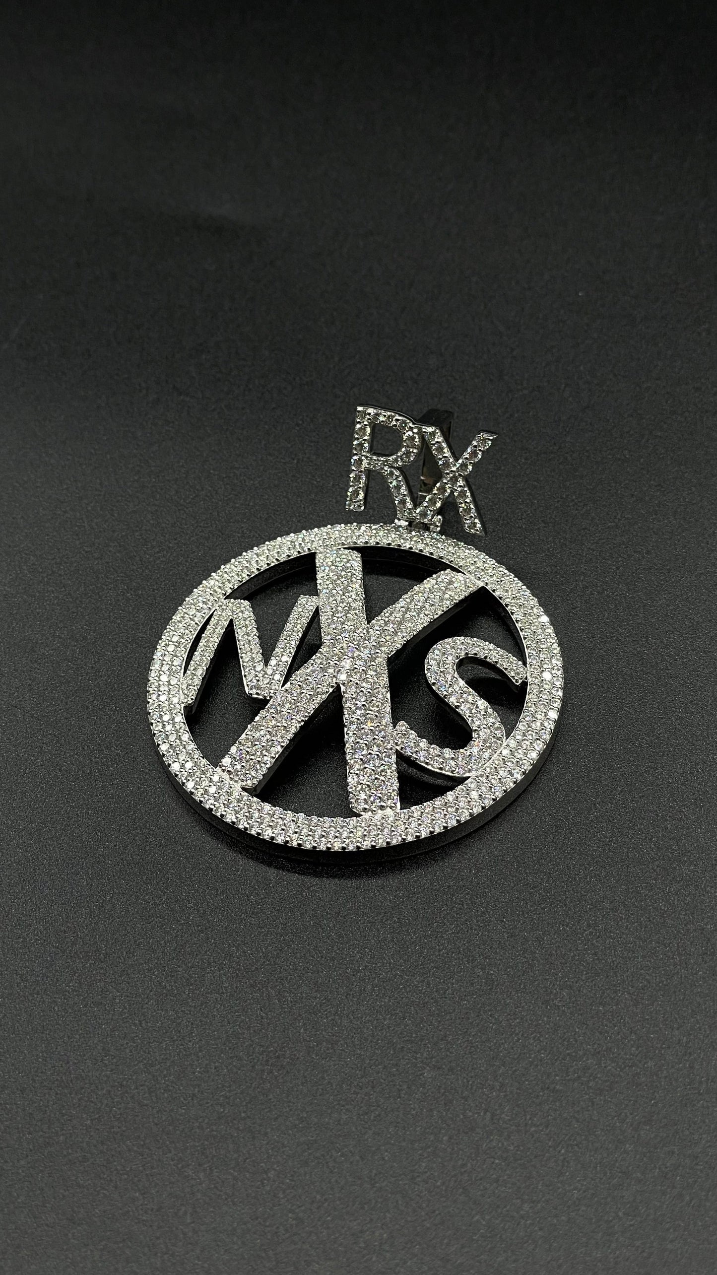 Logo pendant of your choice (H5cm L5cm)