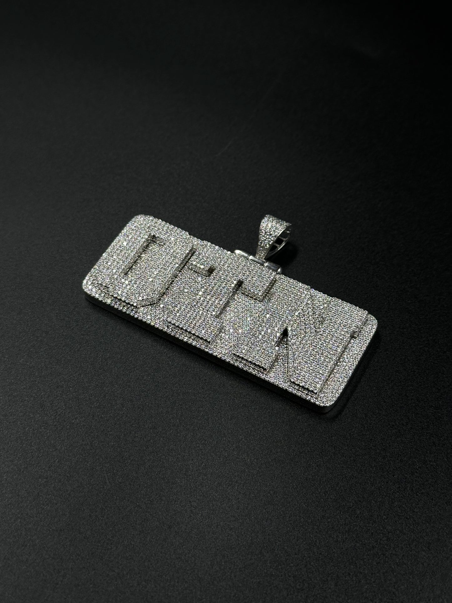 Pendentif 3 lettres au choix (H4cm L10cm)